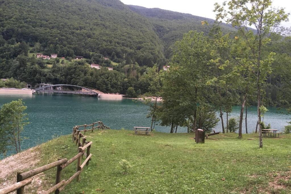 Casa A Schiera Fronte Lago Con Giardino Barcis Exterior foto