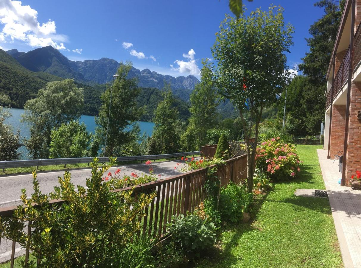 Casa A Schiera Fronte Lago Con Giardino Barcis Exterior foto